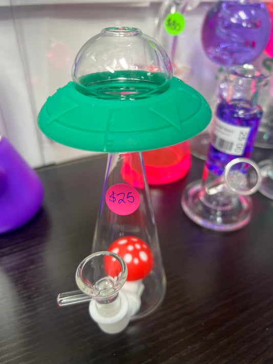Flying saucer and mushroom water pipe